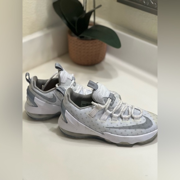 Nike Lebron Vlll 8 Low 834347-100 White/Sylver/ Sz 4y - Picture 5 of 5